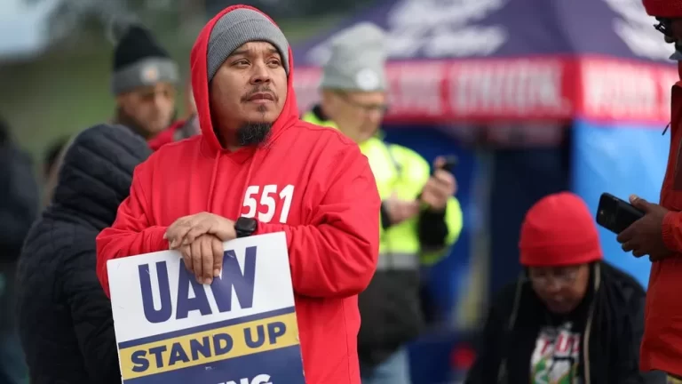 UAW Auto Strike: 8,700 Ford Workers In Kentucky Down Tools