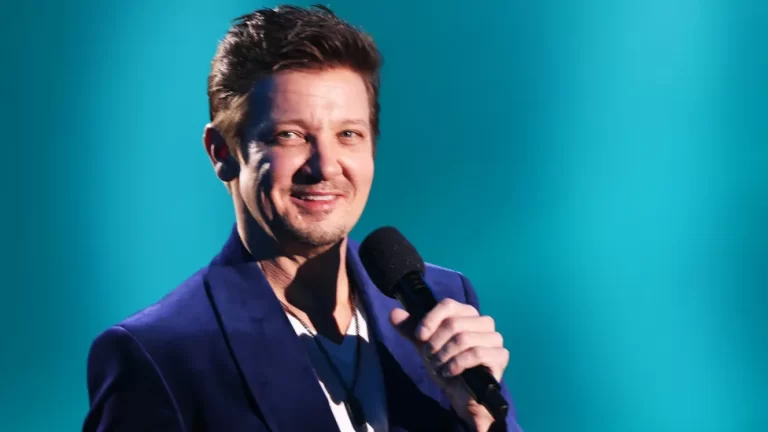 Jeremy Renner Gets Standing Ovation At People’s Choice Awards